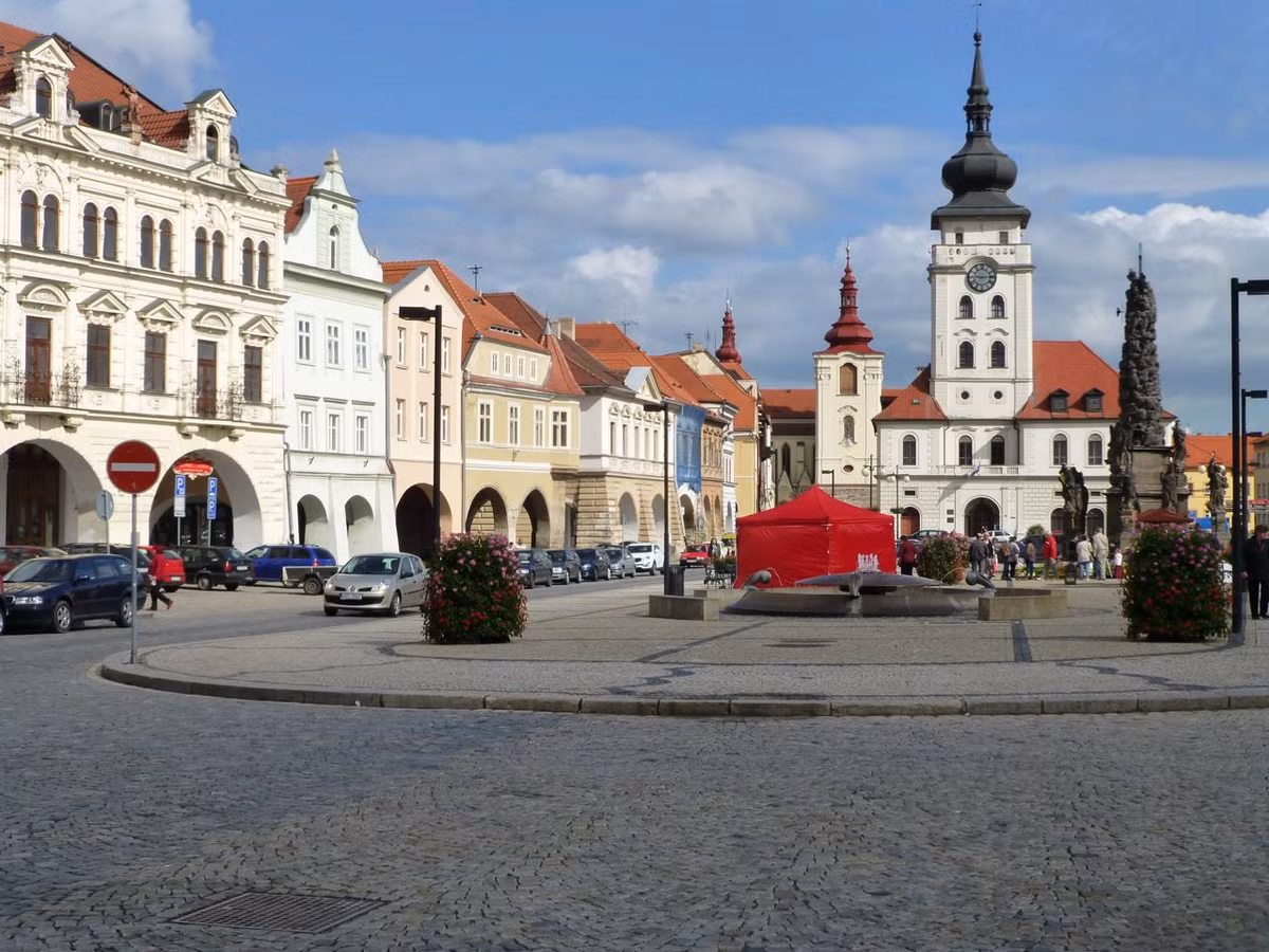  Thị trấn Zatec (CH Séc), một đô thị cổ kính với nhiều tòa nhà có tuổi đời hàng trăm năm. Nơi đây nổi tiếng thế giới với nghề trồng hoa bia (nguyên liệu sản xuất bia) có truyền thống lâu đời. Ảnh: Bicycle to Burma.