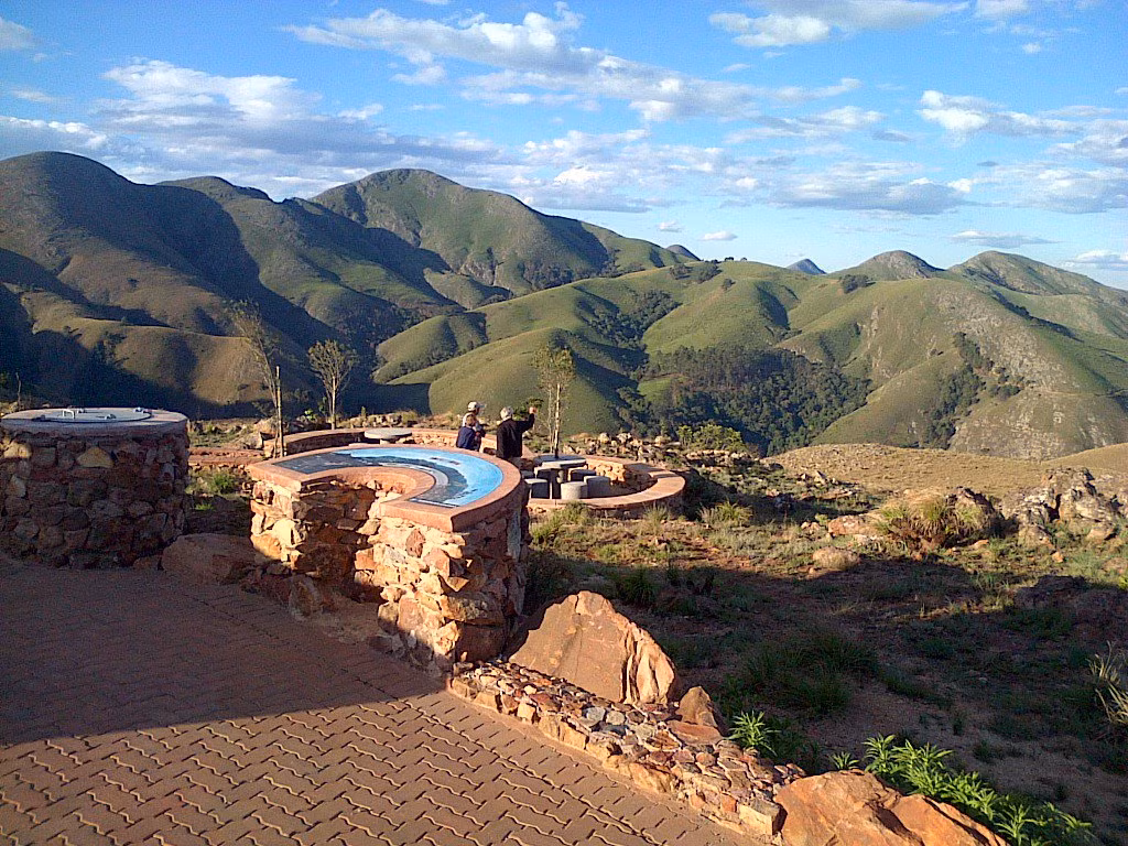  Dãy núi Barberton Makhonjwa (Nam Phi). Vùng núi có cảnh quan kỳ vĩ này được các khoa học coi là một báu vật địa chất của châu Phi. Ảnh: Twitter.