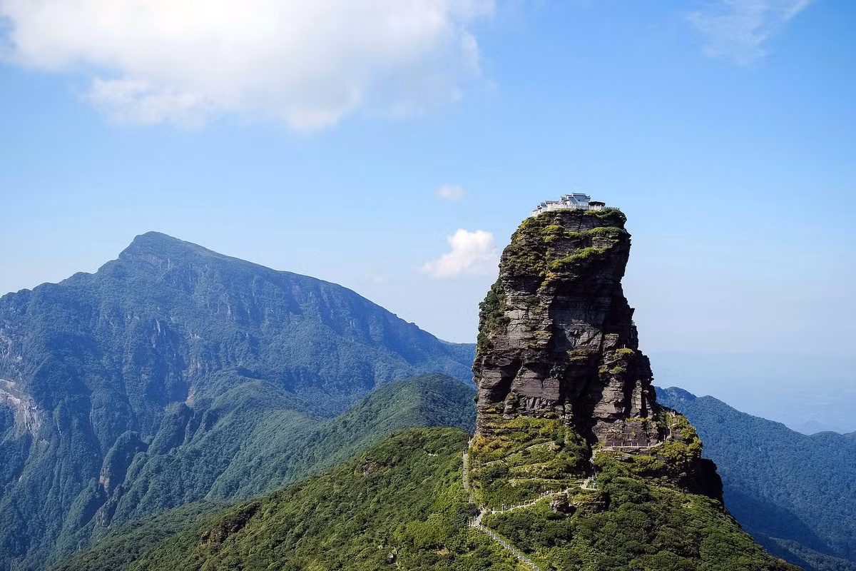  Núi Fanjing (Trung Quốc). Nằm ở tỉnh Quý Châu của Trung Quốc, vùng núi này có những cảnh quan đẹp diệu kỳ cùng nhiều loài động thực vật hiếm, trong đó có loài khỉ vàng "quốc bảo" của Trung Quốc. Ảnh: SkyscraperCity.