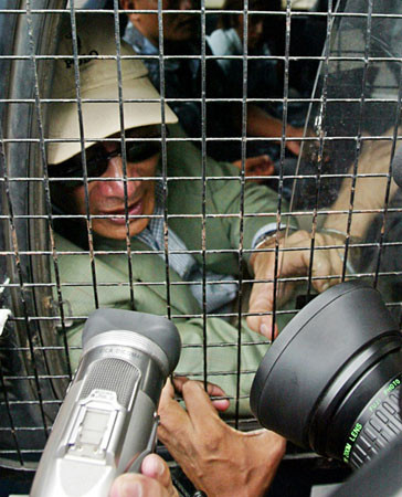 SoBhraj trả lời phỏng vấn của các nhà báo trên đường ra tòa án Kathmandu.