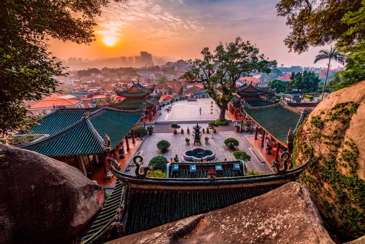  12. Cổ Lãng Tự (Trung Quốc), một hòn đảo nhỏ nằm ở ngoài khơi bờ biển Hạ Môn, tỉnh Phúc Kiến, từng là khu định cư quốc tế của người châu Âu thế kỷ 19, nơi đây còn lưu giữ nhiều công trình kiến trúc phong cách Victoria bên cạnh các ngôi nhà truyền thống Trung Hoa. Ảnh: UNESCO.