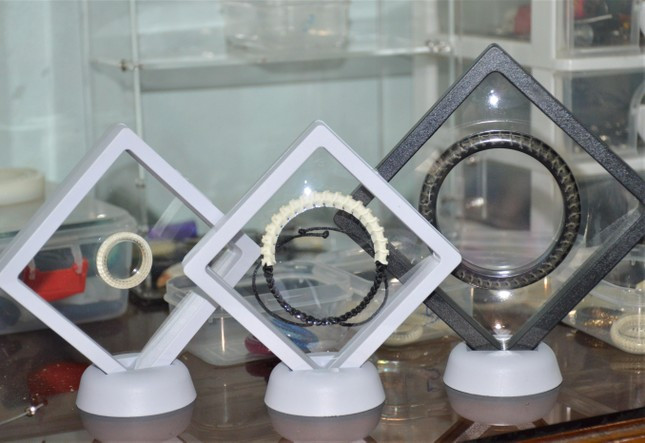 Chang trai 21 tuoi o mien Tay lam trang suc doc dao tu xuong ran-Hinh-4