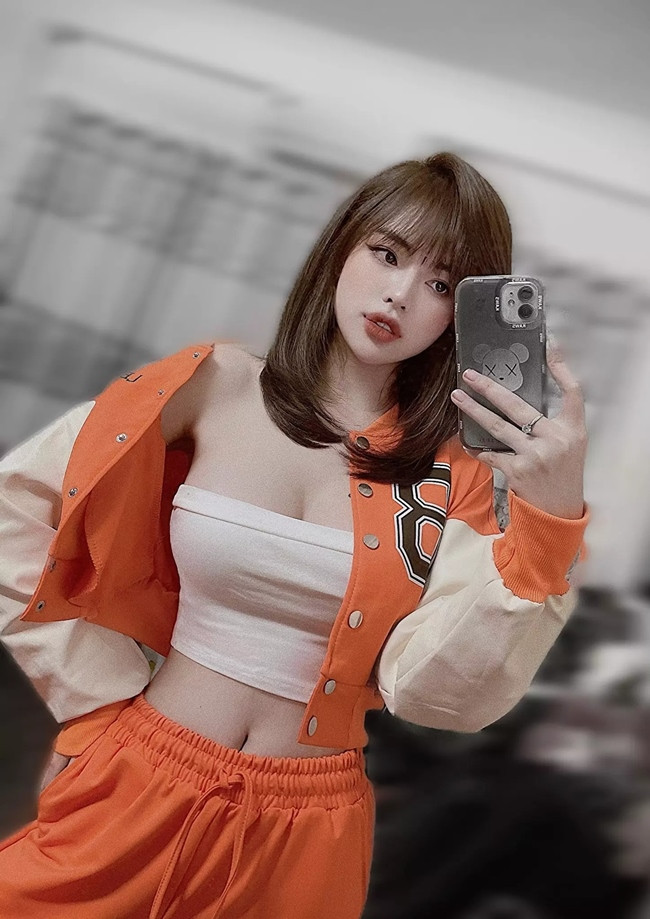 Trên trang cá nhân, vợ hot girl 2k1 của Anh Tuấn thường xuyên đăng tải những hình ảnh xinh đẹp.