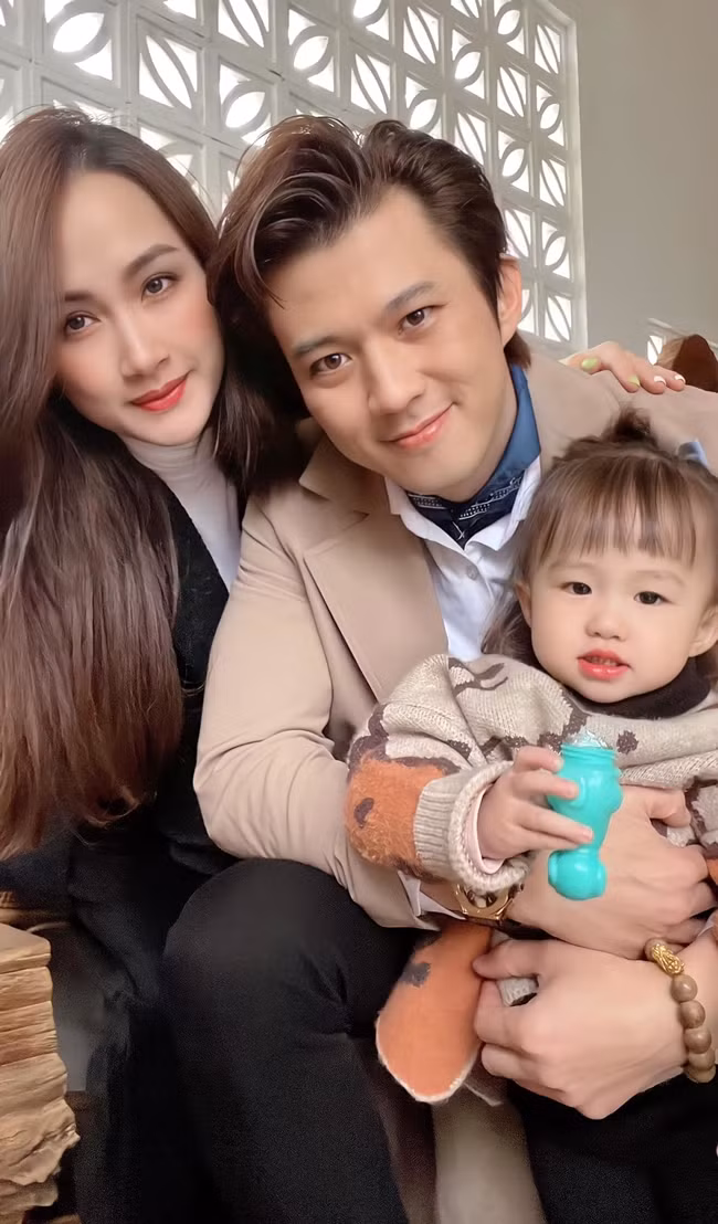 Hà Nhung kém Hà Việt Dũng 6 tuổi. Cặp đôi kết hôn vào năm 2018 và hiện có một nhóc tỳ xinh xắn. Nam diễn viên 8X là người dân tộc Mường, bà xã anh là người Thái, cùng quê Hòa Bình.