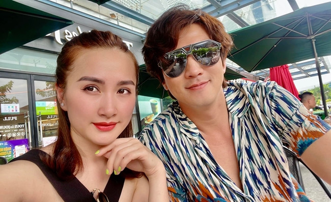 Chia sẻ trong bài phỏng vấn trên VietNamNet, Hà Việt Dũng cho biết, anh đóng rất nhiều cảnh nóng nhưng phân định rạch ròi giữa công việc và cuộc sống, không làm gì để vợ bị tổn thương.