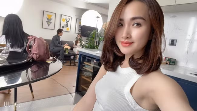 Hà Việt Dũng chia sẻ thêm, bà xã là người hiểu chuyện và biết hy sinh cho chồng. "Khi vợ yên tâm về mình tôi nghĩ mình cũng phải làm gì để cho vợ yên tâm, tôi không để cô ấy yên tâm trong mơ hồ. Khi cô ấy hiểu thì không lo ngại gì cả", anh nói.