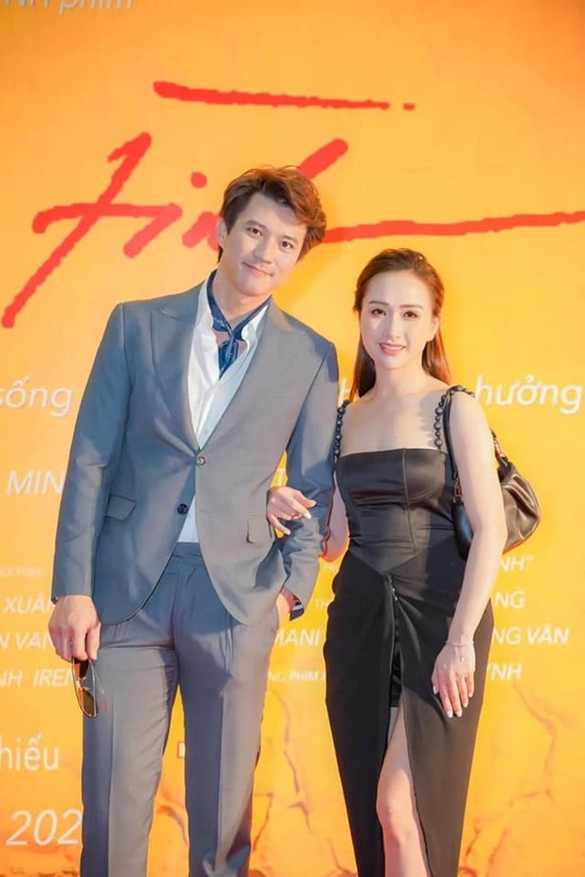 Hà Việt Dũng là cái tên xuất hiện dày đặc trên truyền hình đầu năm 2022. Ngoài phim điện ảnh Người tình, nam diễn viên quê Hòa bình còn xuất hiện với hai hình tượng trái ngược trong Anh có phải đàn ông không và Bão ngầm. Trong Bão ngầm, Hà Việt Dũng đảm nhận vai Chiến sĩ Công an Hải Triều. Bà xã anh ngoài đời tên Hà Nhung, có nhan sắc rất xinh đẹp.