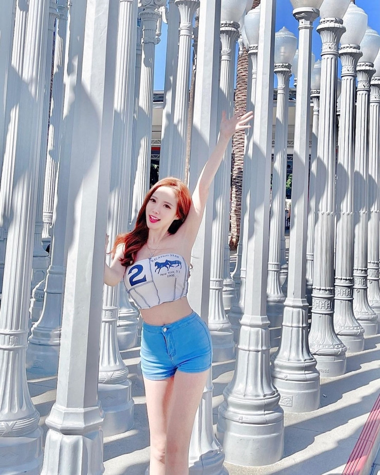 Có người khen hình ảnh quyến rũ của cô nhưng cũng có một số ý kiến cho rằng Amber Na lạm dụng phong cách gợi cảm này.