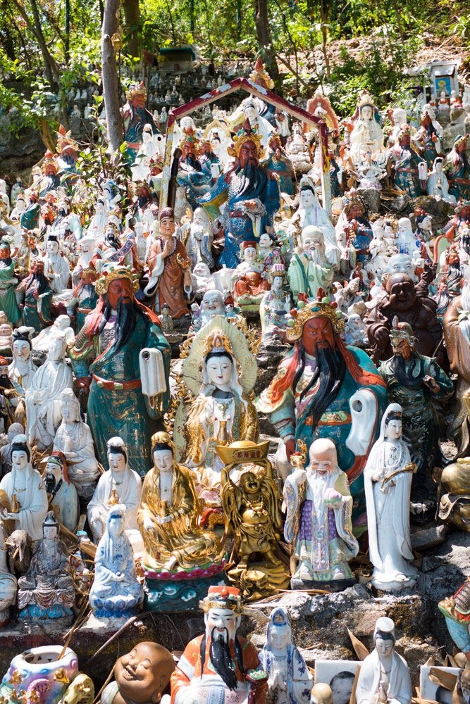 Ban đầu, vài bức tượng được đặt ở vịnh Waterfall, sau đó người trông coi khu này bắt đầu thêm vào. Ảnh: Lionrocktales.