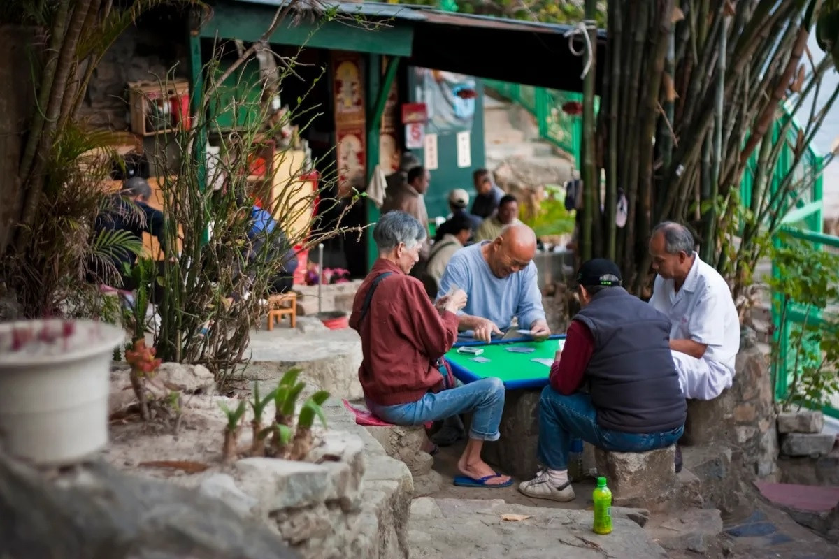 Giữa khu là một ngôi nhà gỗ nhỏ, một câu lạc bộ cũng đầy tượng và có một ban thờ nhỏ. Cạnh đó là một ngôi đền Phật giáo hướng ra biển, như để cầu bình an cho những con thuyền đi qua vịnh mỗi ngày. Ảnh: BBC.