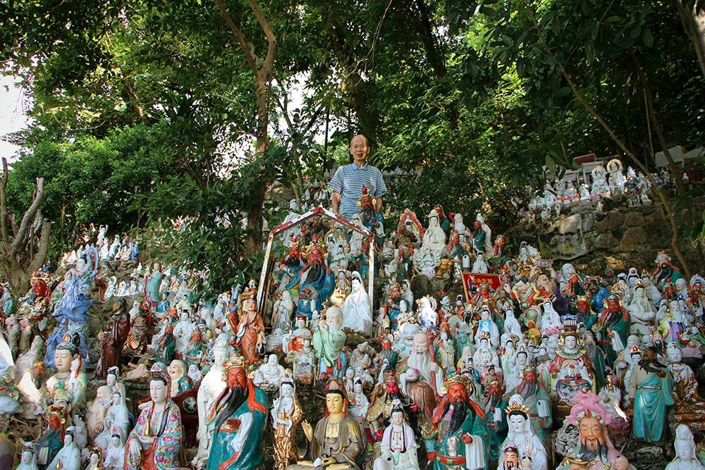 Việc vứt tượng thần thánh đi bị coi là điều cấm kỵ, nên các tượng được chuyển đến đây. Phần lớn thuộc về những người đã khuất. Các tình nguyện viên sẽ cố định các bức tượng vào vị trí nhìn ra biển. Ảnh: Lionrocktales.