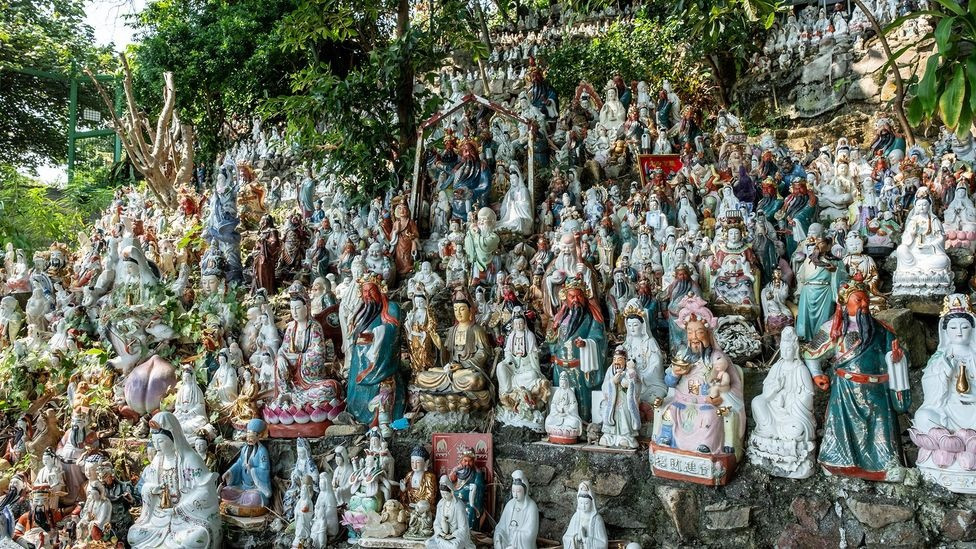 Những bức tượng có màu sắc đa dạng và đủ hình dáng. Dưới tán cây, tất cả giống như khán giả trong một nhà hát lớn, nhìn về cùng một hướng. Ảnh: Whereyourebetween.