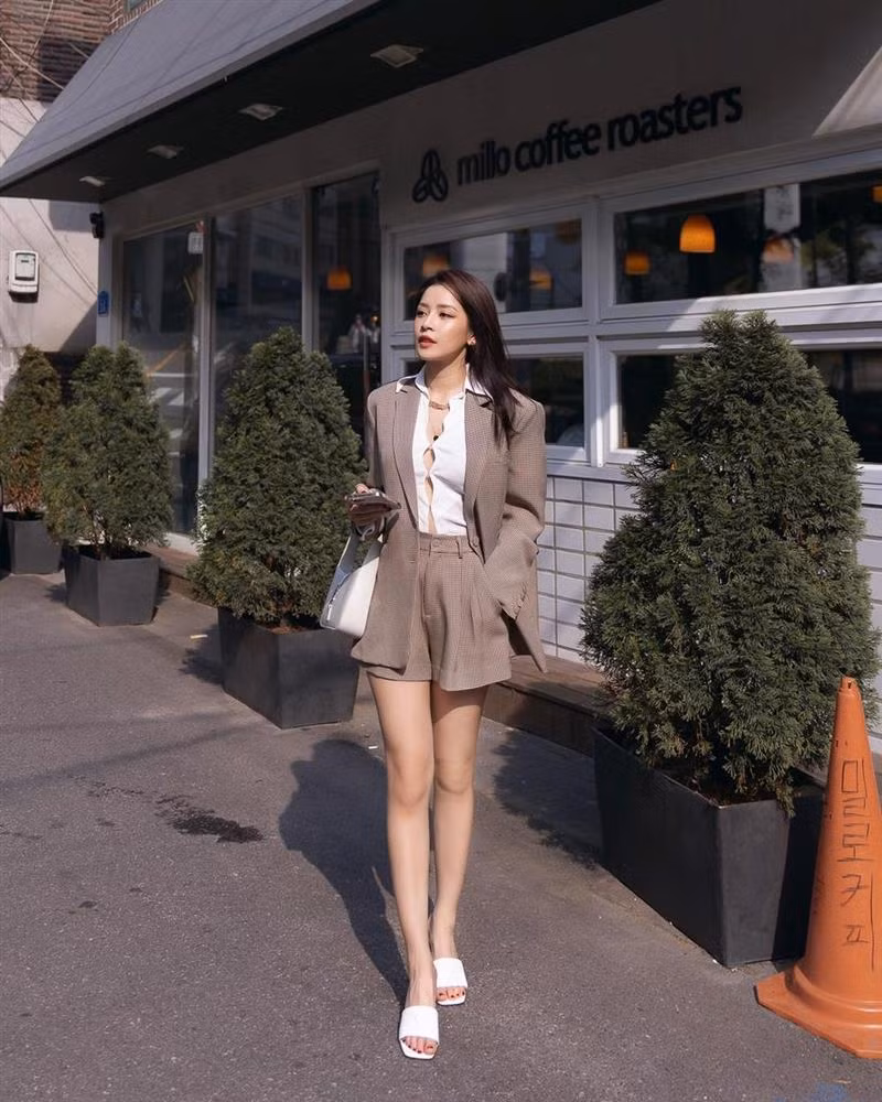 Chi Pu hóa gái Hàn với set suit phối cùng áo sơ mi cài cúc hững hờ.