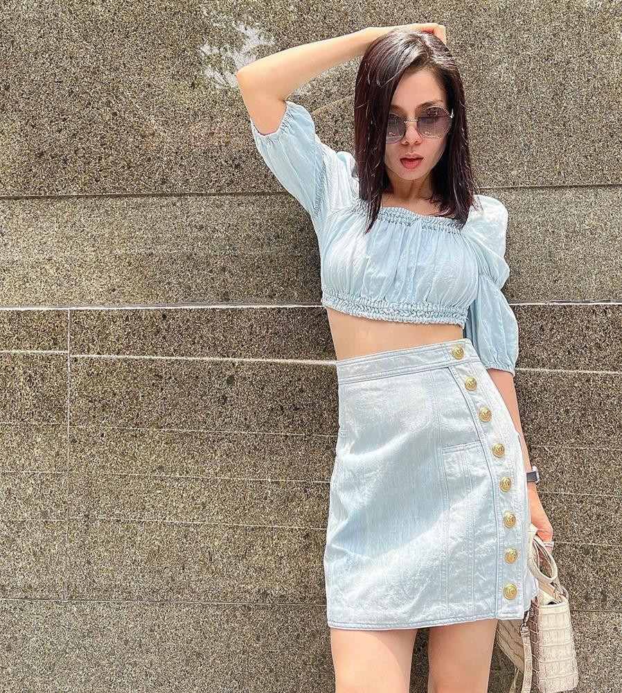 ệ Quyên lộ gương mặt hốc hác, 2 má hóp vì giảm cân nhưng bù lại sở hữu vòng eo không chút mỡ thừa. Cô tự tin diện set đồ matchy gồm áo croptop và chân váy, xách túi Dior cá sấu đắt đỏ.