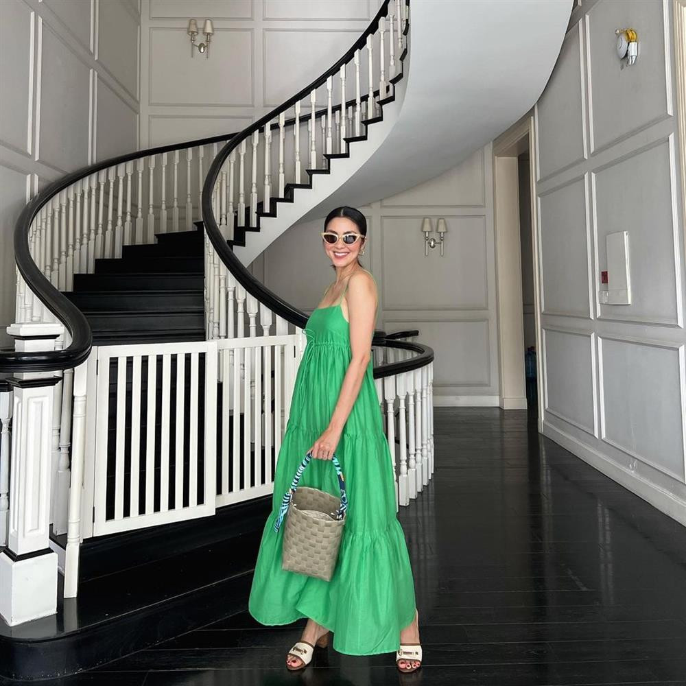 ẫn góc check-in quen thuộc trong căn biệt thự, Tăng Thanh Hà diện đầm xanh dáng maxi cùng túi đan đậm cảm hứng mùa hè.