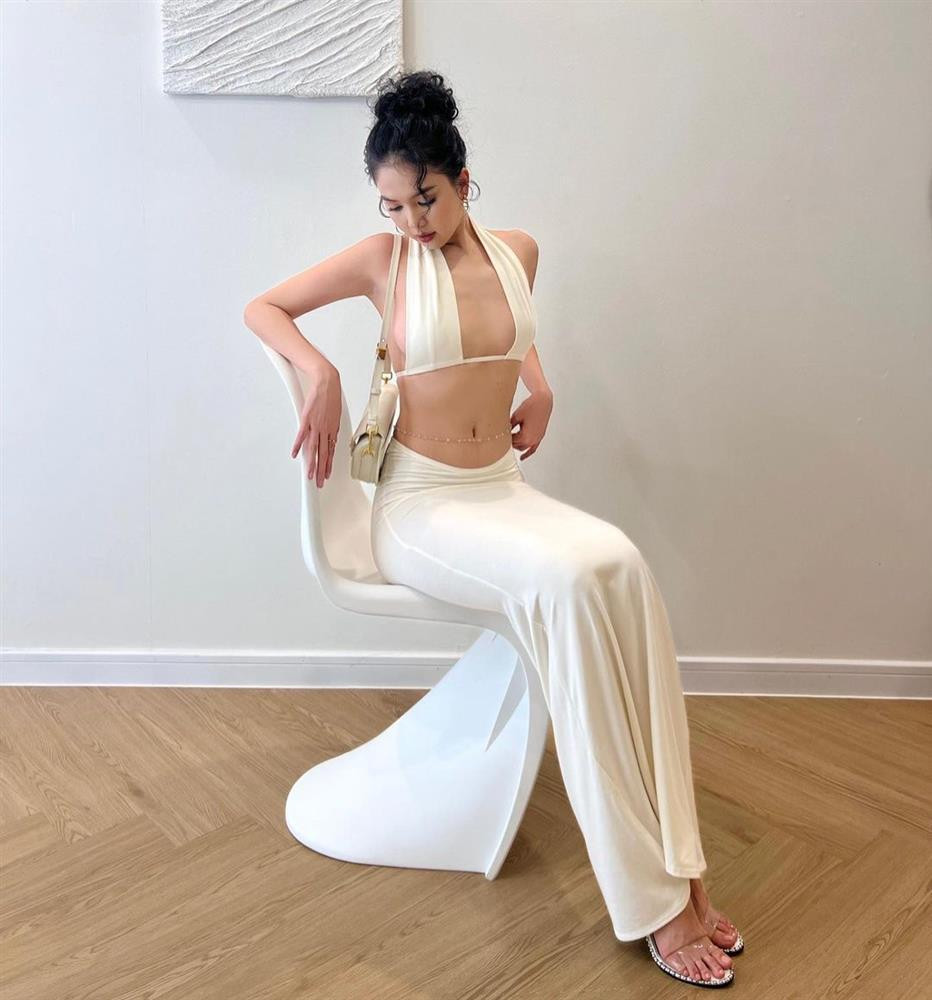 gọc Trinh khai thác triệt để lợi thế hình thể với outfit tuyền trắng, bật chế độ thả rông dù nhiều lần bị chê vòng 1 tiêu điều.