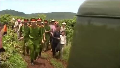 Từ những tình tiết thu thập được, tổ phá án đi đến nhận định cháu HQuyên bị hãm hại trên đường từ nhà chị HSoch về, thời điểm gây án có thể từ 10h30 đến 11h ngày 15/12/2012. Tuy nhiên, lúc cháu HQuyên bị giết cũng là giờ tan đồng, số thanh niên đi làm rẫy về hoặc qua lại khu vực này khá đông.