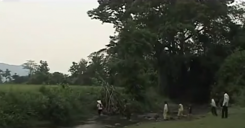 Sau đó, 2 cháu bé kia lần lượt ra về, còn lại HQuyên lang thang đi về phía nhà chị HSoch thì gặp cháu Y Cương Byă (11 tuổi, con trai của HSoch) đang nướng bắp và bẻ cho HQuyên một nửa và cô bé ra về. 11h, vợ chồng Y Doch vét hố cà phê xong thì vào nhà, không thấy HQuyên đâu thì nghĩ cháu đã về nên không ai quan tâm. Từ lúc đó không ai thấy bóng dáng cháu HQuyên.