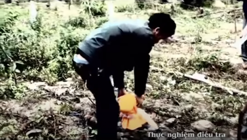 Do Y Hông có quen biết với Y Sáo (cậu của HQuyên) và đã từng đến nhà chơi nhiều lần, sợ cháu HQuyên về kể lại chuyện cho người lớn nghe nên y quyết định giết bé gái để bịt đầu mối. Sau đó, Y Hông bỏ xác cô bé xuống một hố nhỏ trong lô cao su, lấp đất lại rồi xuống suối tắm rửa, đốt chiếc quần đang mặc để phi tang.