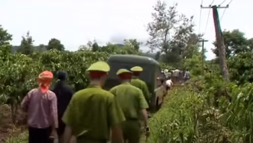 Buôn Đắc Tuôr chủ yếu là người Mơ Nông, sự bất đồng ngôn ngữ cũng khiến tiến trình phá án gặp không ít khó khăn. Tiếp tục điều tra, công an xác định Y Hông Byă (19 tuổi, ở cùng buôn Đắc Tuôr) có nhiều biểu hiện nghi vấn. Y Hông vốn làm nông, hơn một năm nay đã đến ở với vợ chồng chị gái là HVai Byă và anh Y Hoa Niê (đối diện gia đình chị HSoch).