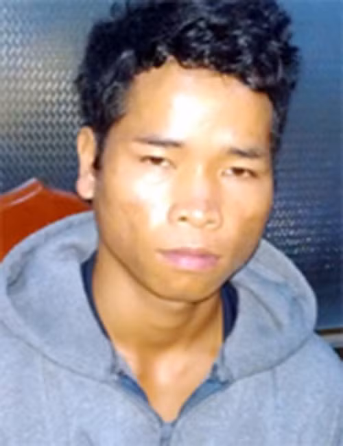 Lực lượng phá án cho mở rộng hiện trường tìm kiếm và phát hiện một hòn đá có dính lẫn lộn đất cát có kích thước đúng như Y Hông mô tả. Sau 2 ngày đêm chối tội, sáng 26/12/2012, kẻ sát nhân đã phải cúi đầu thừa nhận.