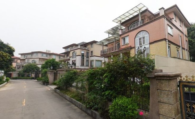 Cuộc đấu giá diễn ra trong 2 ngày thu hút hơn 27 người tham gia đấu giá.