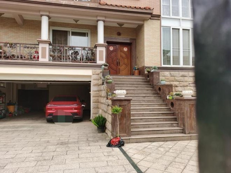 Chủ nhà phải bán vì cần tiền để thanh toán khoản vay của công ty cho một chủ nợ.