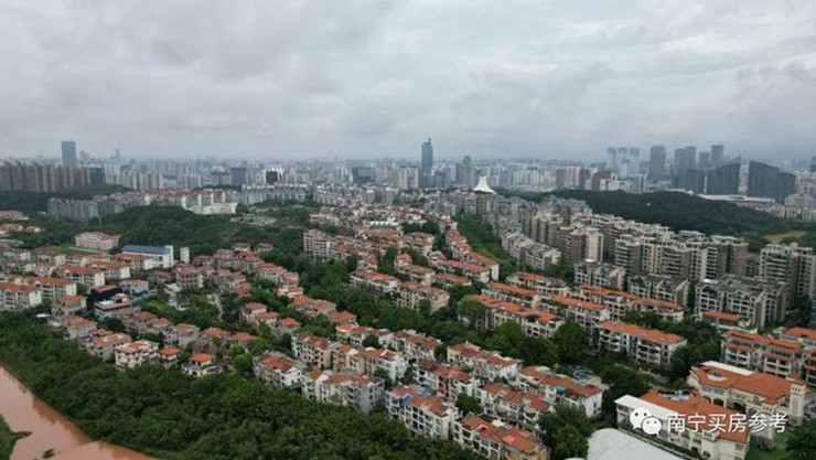 Công trình toạ lạc tại khu vực có quy hoạch đẹp với đường sá, cây xanh hoàn chỉnh.