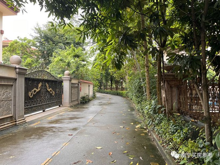 Cạnh khu đô thị này là công viên giải trí, hồ nước, núi và nhiều địa điểm đẹp, nổi bật về cảnh quan.