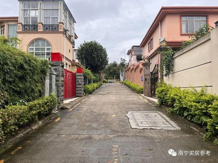 Sau khi thương vụ thành công, dân mạng đồn đoán dưới chân móng có chôn vàng nên giá mới đắt vậy. Nhưng cơ quan chức năng khẳng định đó là tin đồn thất thiệt không có thật.