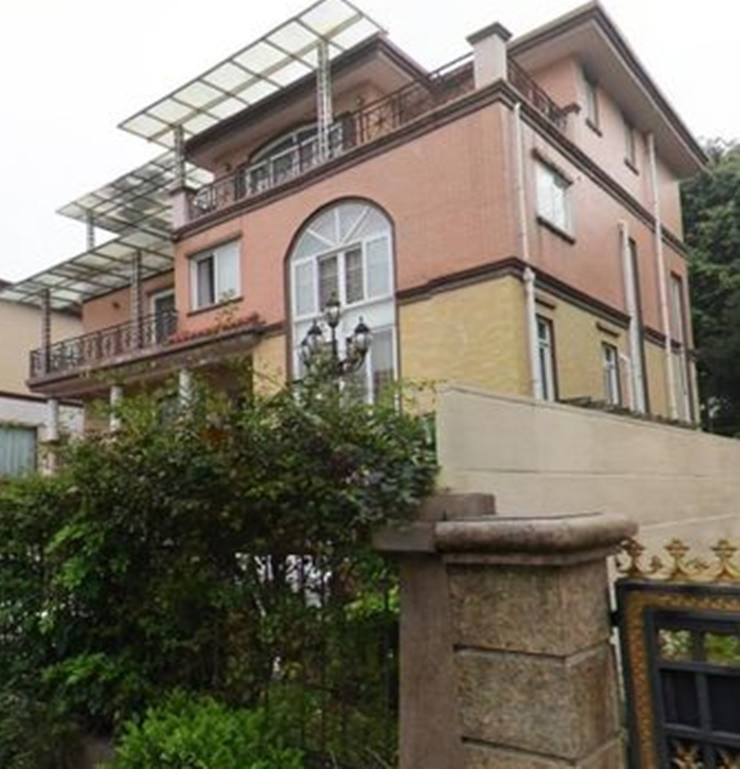 Biệt thự cao 3,5 tầng diện tích sử dụng hơn 460m2.