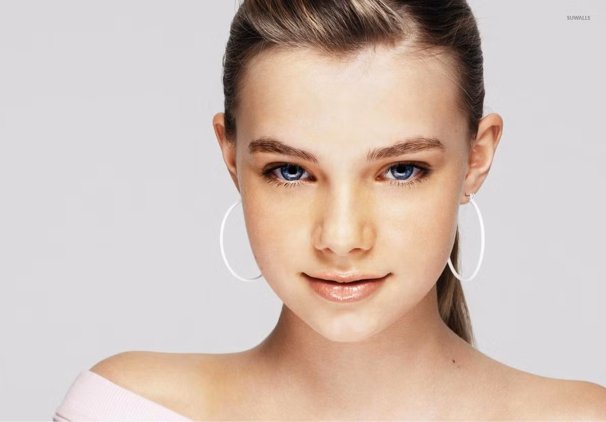 Indiana Evans sinh năm 1990, là diễn viên, ca nhạc sĩ người Australia. Khi 5 tuổi, cô bộc lộ năng khiếu nghệ thuật và được cha mẹ cho học lớp khiêu vũ, múa ballet. Sau đó, cô nghiêm túc theo đuổi dòng nhạc jazz và tap. Theo thông tin Indiana cung cấp, cô từng học hai tuần ở trường trung học biểu diễn nghệ thuật Newtown, sau đó nghỉ để tập trung cho diễn xuất. Ảnh: People.