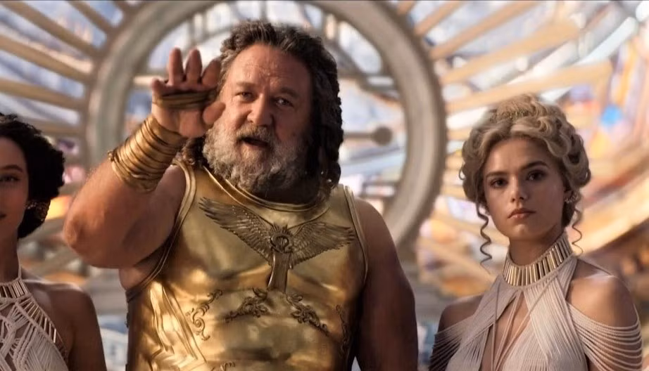 Theo Reddit, khi theo dõi kỹ phân cảnh Chris Hemsworth khỏa thân trong Thor: Love &amp; Thunder, khán giả còn quan tâm dàn hầu cận của thần Zeus (Russell Crowe đóng). Nhân vật được chú ý nhất là cô gái đứng bên phải Zeus, vai diễn do Indiana Evans đảm nhận. Ảnh: Twitter.