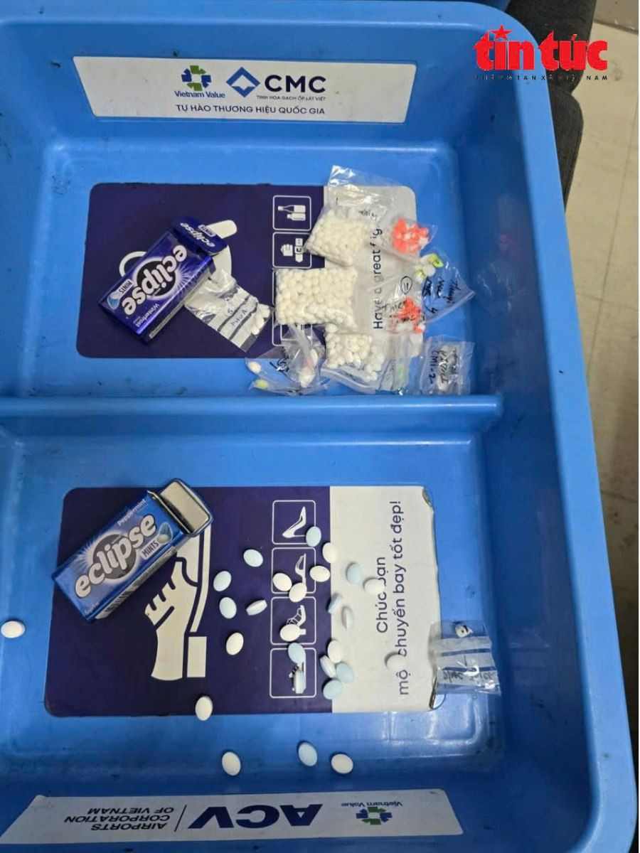 Chi cục Hải quan cửa khẩu sân bay quốc tế Tân Sơn Nhất và Phòng Cảnh sát kinh tế, Công an TP HCM đồng chủ trì phối hợp với Đội Kiểm soát Hải quan, Cục Hải quan TP HCM; Đội Kiểm soát chống buôn lậu Khu vực miền Nam (Đội 3), Cục Điều tra chống buôn lậu Tổng cục Hải quan, Công an quận Tân Bình kiểm tra và phát hiện trong hành lý của ông P.S.H. có nhiều tập giấy nhỏ có in chữ IGI và 10 gói nylon chứa 716 viên kim cương được cất trong ví để lẫn cùng quần áo tư trang.