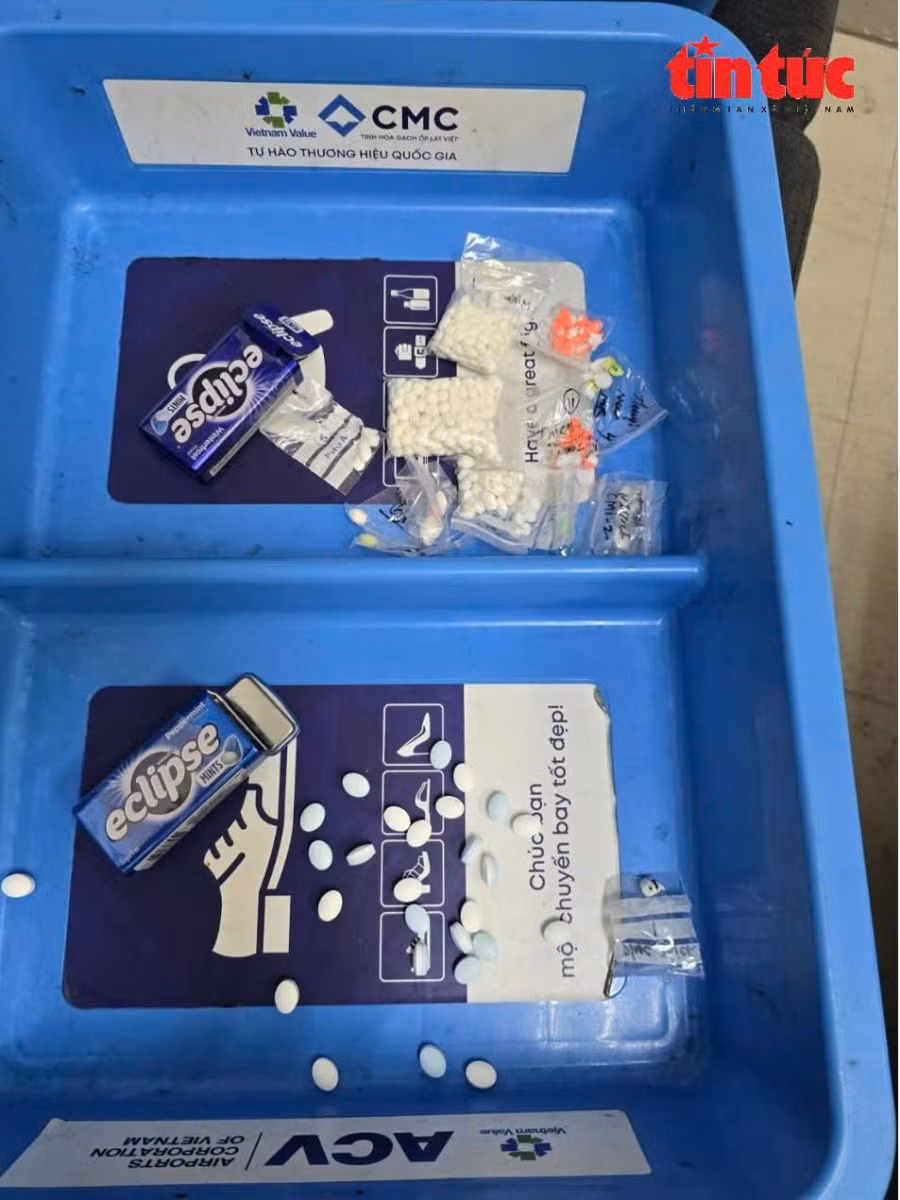 Chi cục Hải quan cửa khẩu sân bay quốc tế Tân Sơn Nhất và Phòng Cảnh sát kinh tế, Công an TP HCM đồng chủ trì phối hợp với Đội Kiểm soát Hải quan, Cục Hải quan TP HCM; Đội Kiểm soát chống buôn lậu Khu vực miền Nam (Đội 3), Cục Điều tra chống buôn lậu Tổng cục Hải quan, Công an quận Tân Bình kiểm tra và phát hiện trong hành lý của ông P.S.H. có nhiều tập giấy nhỏ có in chữ IGI và 10 gói nylon chứa 716 viên kim cương được cất trong ví để lẫn cùng quần áo tư trang.