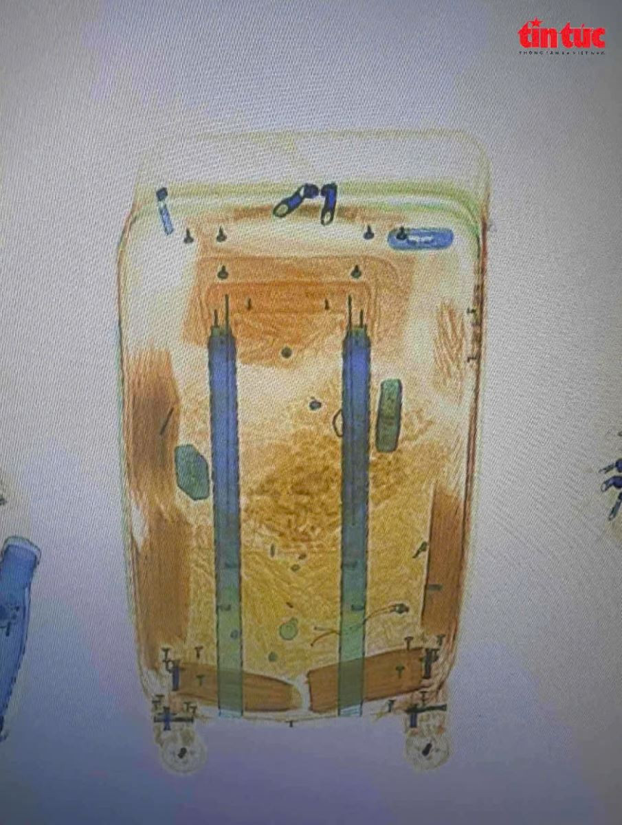 Như vậy, chỉ trong 3 ngày, Chi cục Hải quan cửa khẩu sân bay quốc tế Tân Sơn Nhất cùng chủ động phối hợp với các lực lượng phát hiện, bắt giữ trên 1.000 viên kim cương nhập lậu, trị giá hàng chục tỷ đồng. Cả hai vụ việc nêu trên, Chi cục Hải quan cửa khẩu sân bay Tân Sơn Nhất đã bàn giao người và tang vật cho Phòng Cảnh sát kinh tế, Công an TP HCM mở rộng điều tra theo quy định.