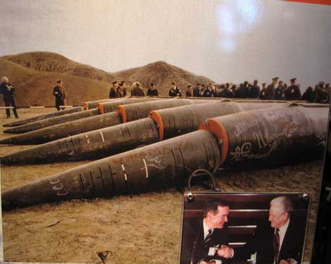 Những quả đạn tên lửa 9M714 Oka bị tháo dỡ.