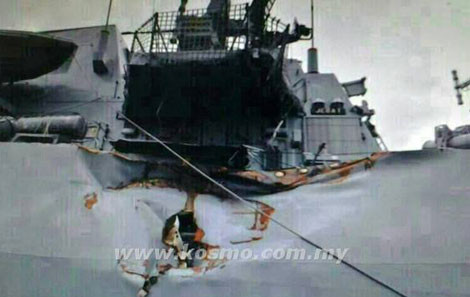 Thân tàu KD Jebat bị đâm thủng.