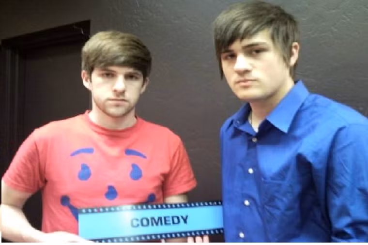 Smosh là bộ đôi hài kịch gồm Ian Hecox và Anthony Padilla chuyên hát những bài hát và tiểu phẩm hài nhí nhảnh với các chủ đề khác nhau. Với khuôn mặt điển trai nhưng không kém phần vui tính, Smosh đã có 2.8 tỷ lượt người xem trên youtube thu về 19.6 triệu USD cho 2 anh chàng.