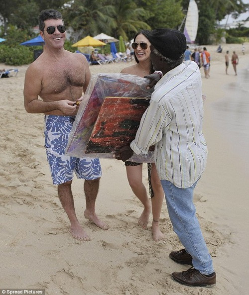 Cả hai hạnh phúc với nụ cười viên mãn. Hạnh phúc sắp được làm cha ở tuổi 54 khiến nhà sản xuất các chương trình truyền hình như trẻ lại.