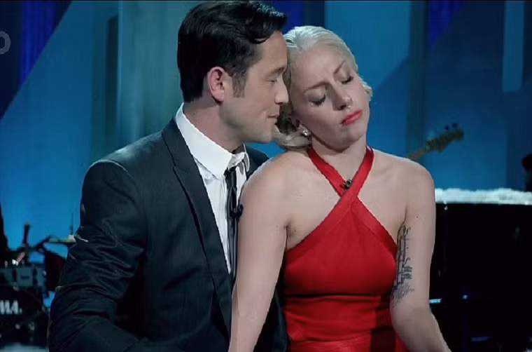 Gaga nũng nịu nghe Joseph hát bên cạnh.