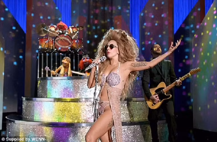 Ngôi sao 27 tuổi này luôn gây sự chú ý bởi cách ăn mặc kỳ dị, ngay cả show diễn dành cho trẻ em cô cũng vận nguyên bộ đồ lót để biểu diễn.