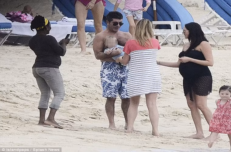 Ngôi sao truyền hình kiêm giám khảo cuộc thi The X-Factor Mỹ sắp được làm bố vào tháng 2 tới. Anh tỏ ra khá thành thạo trong việc chăm sóc một em bé. Hình ảnh đáng yêu này được người dân trên bờ biển ghi lại.