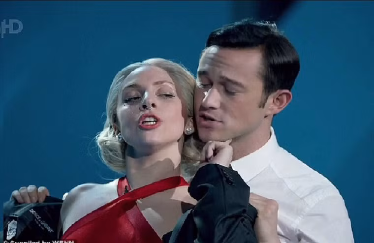 Lady Gaga và Joseph Gordon-Levitt thực hiện bài hát Baby It's Cold Outside trong bộ phim The Muppets.