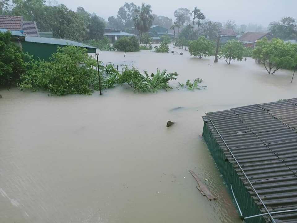 Ha Tinh: Nuoc ho Ke Go dang nhanh, tiep tuc xa lu, so tan dan gap-Hinh-2