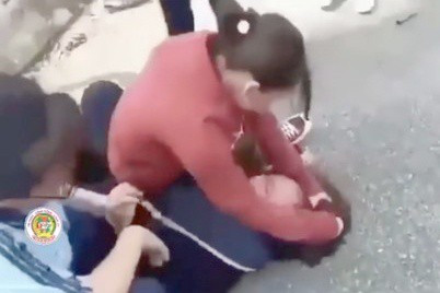 Hai nữ sinh lớp 8 bị bạn học đánh hội đồng, quay clip Hai nu sinh lop 8 bi ban hoc danh hoi dong, quay clip