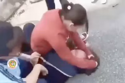 Hai nu sinh lop 8 bi ban hoc danh hoi dong, quay clip