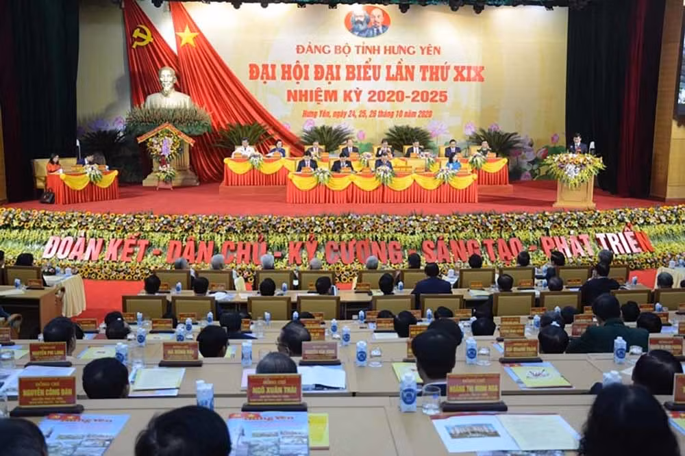 Ba Tong Thi Phong tham du Dai hoi dai bieu Dang bo tinh Hung Yen