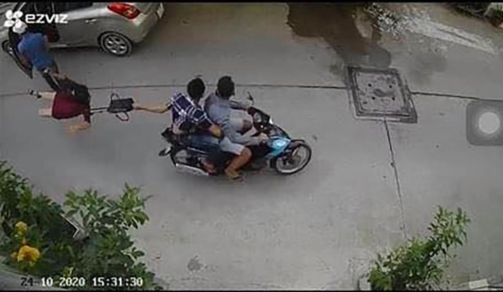 Bat 2 ke giat tui xach khien nguoi phu nu dap dau xuong duong-Hinh-2