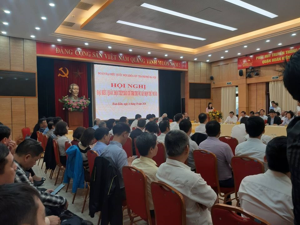 Tong Bi thu, Chu tich Nuoc Nguyen Phu Trong tiep xuc cu tri Ha Noi